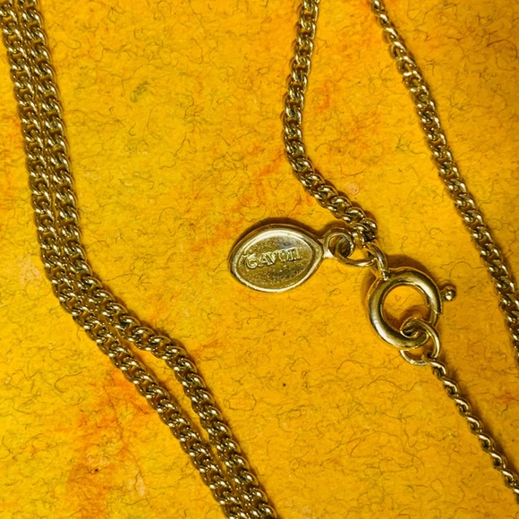 10” Goldtone (AVON) Necklace Faux Emerald Green Teardrop Pendant - Picture 7 of 7